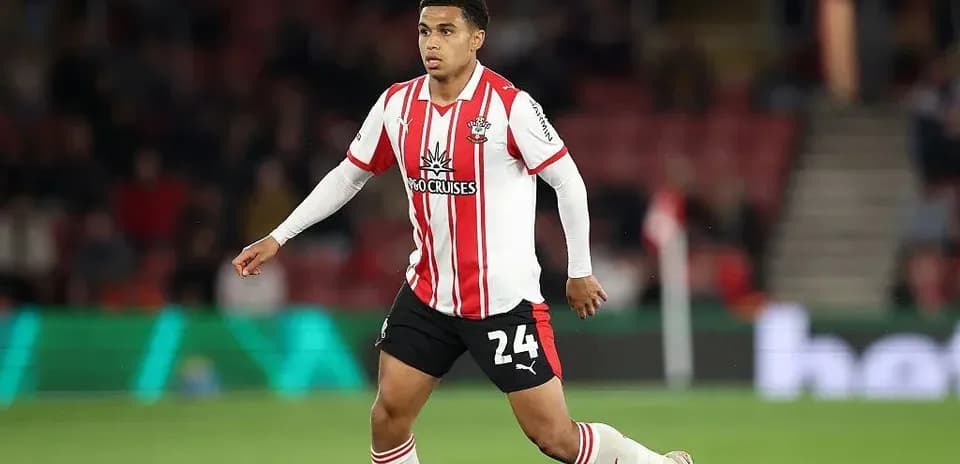 Player in Southampton kit running on the pitch