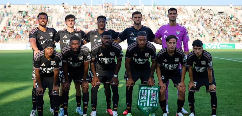 Lyon team posing before UEFA Champions League match