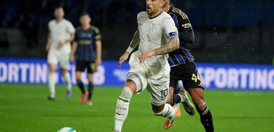 Lazio player running with the ball against Pisa