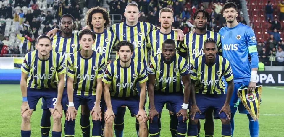 Fenerbahçe team photo before UEFA match