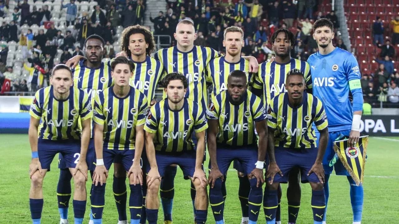 Fenerbahçe team photo before UEFA match