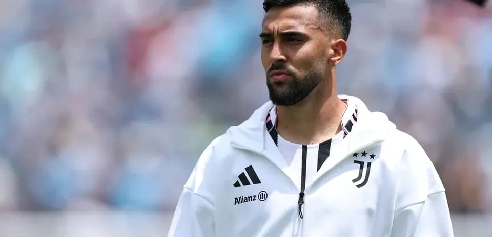 Player in Juventus gear during match preparation