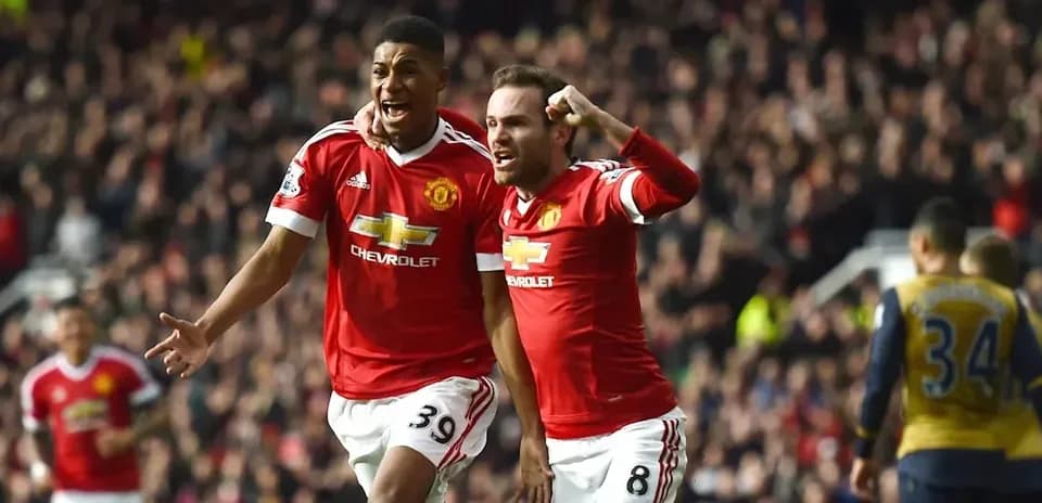 Manchester United players celebrating a goal together