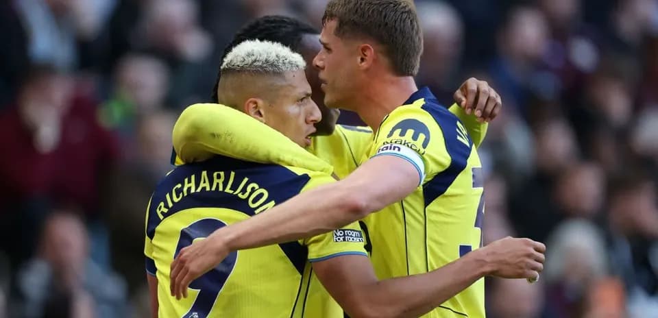 Richarlison celebrating goal with teammates