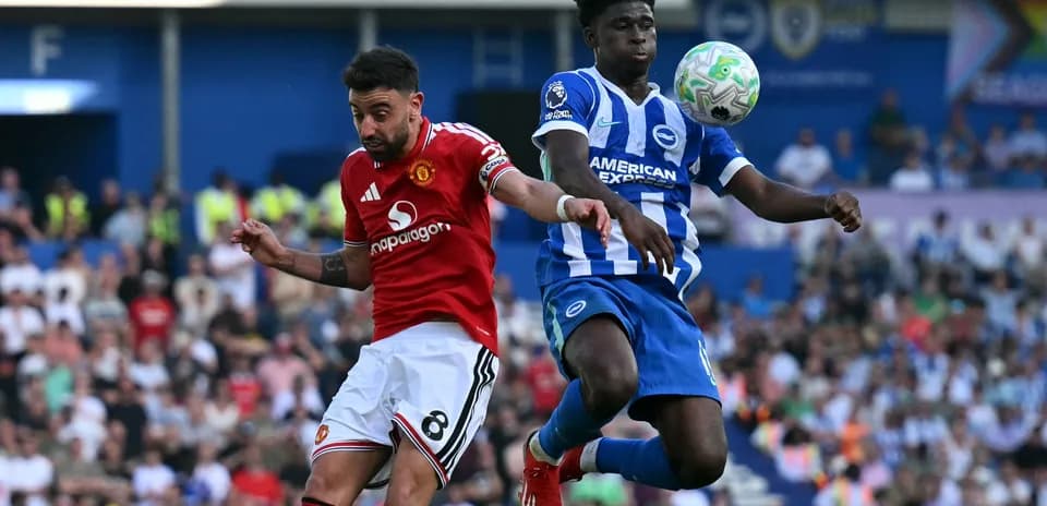 Bruno Fernandes and Brighton player contesting the ball