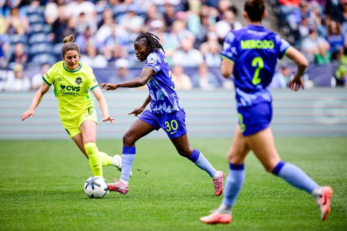 Players competing for the ball during match