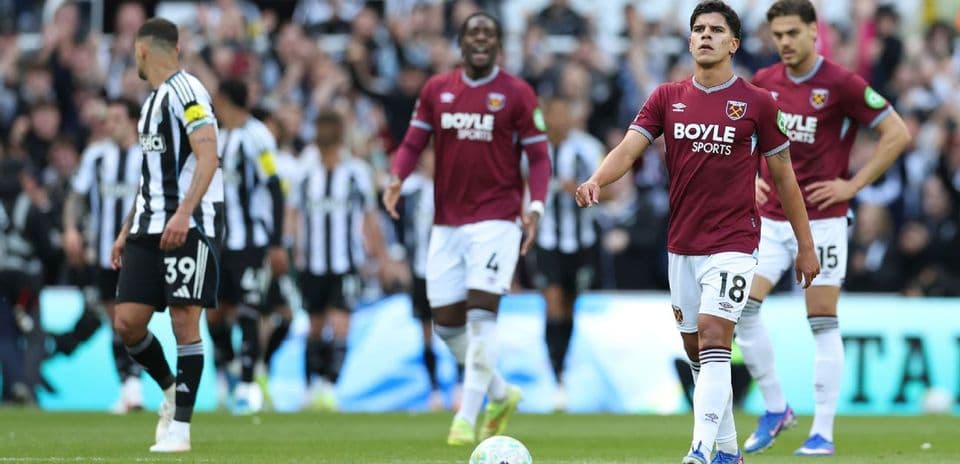 Players reacting during Newcastle vs West Ham match