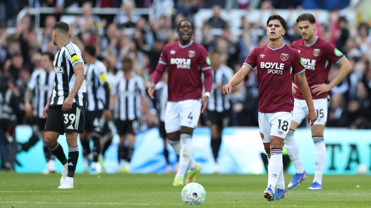 Players reacting during Newcastle vs West Ham match