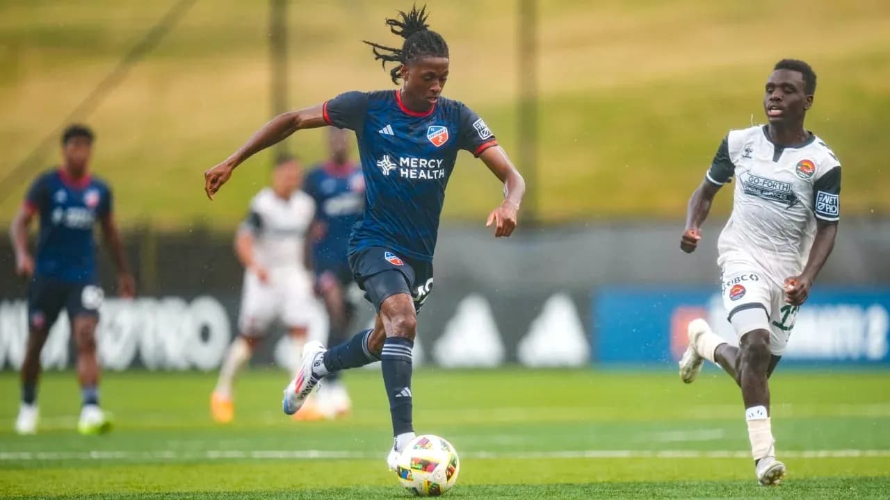 FC Cincinnati II player dribbling the ball