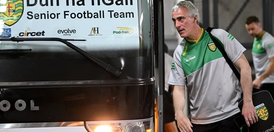 Manager arriving at Dún na nGall team bus