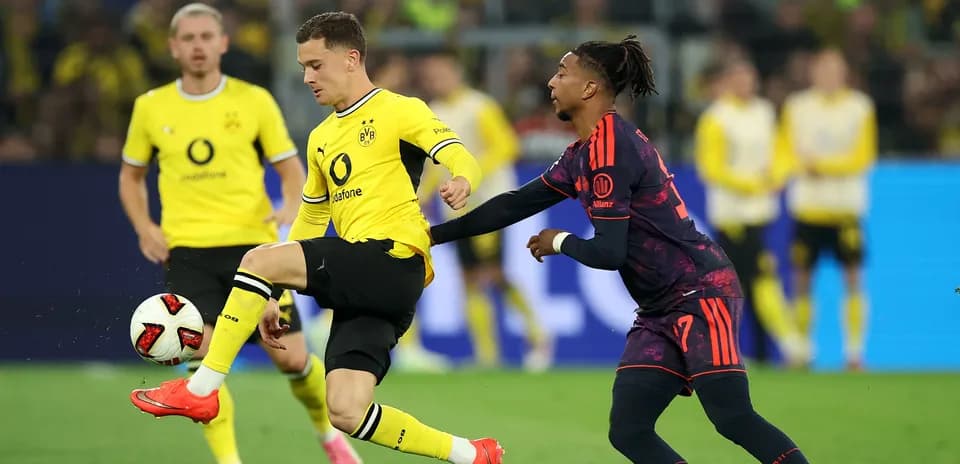 Player from Borussia Dortmund dribbling past opponent