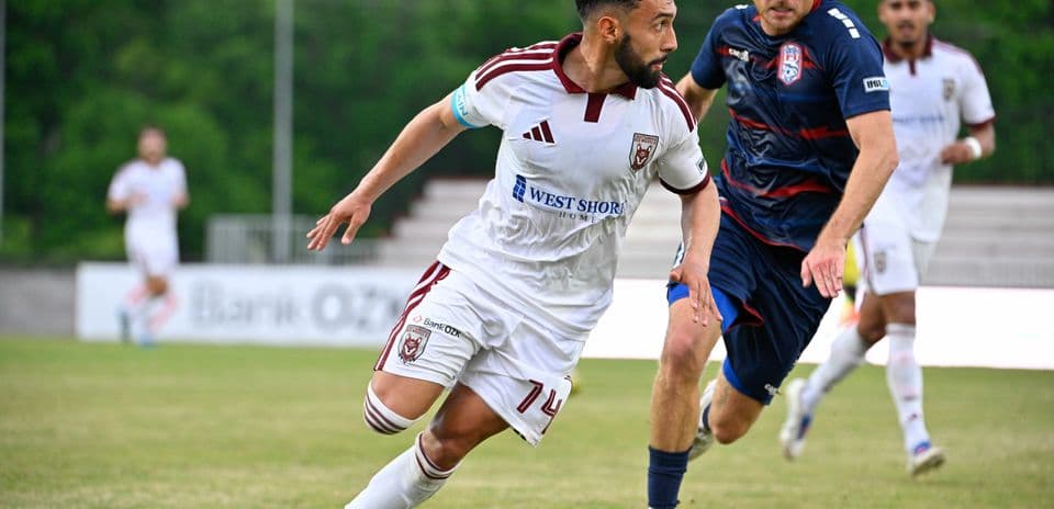 One Knoxville player dribbling against Chattanooga Red Wolves