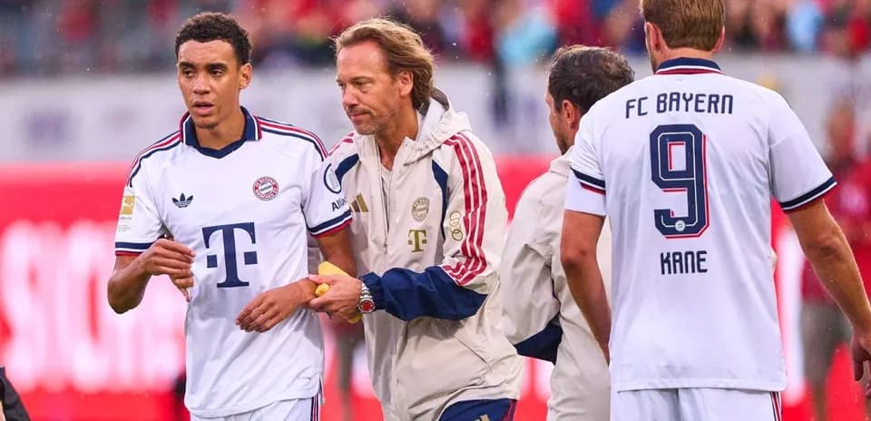 Bayern Munich players during a substitution on field