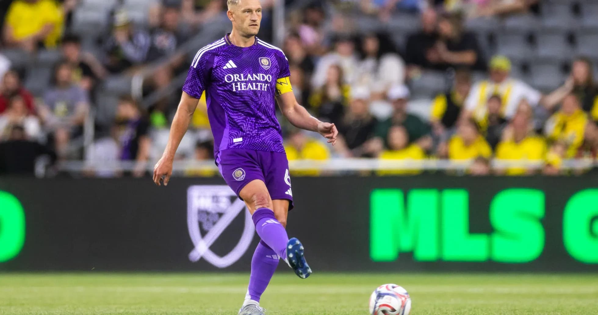 Orlando City II player preparing for a pass