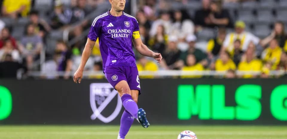 Orlando City II player preparing for a pass