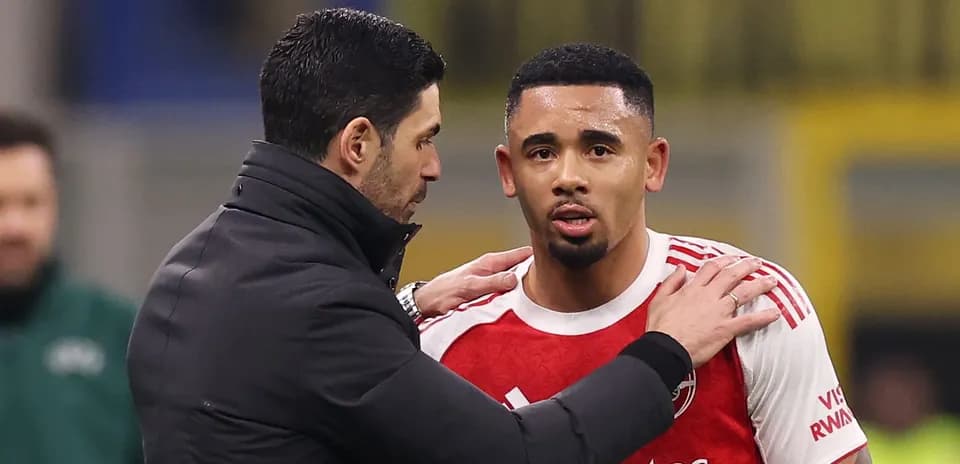 Coach speaking to player during match substitution