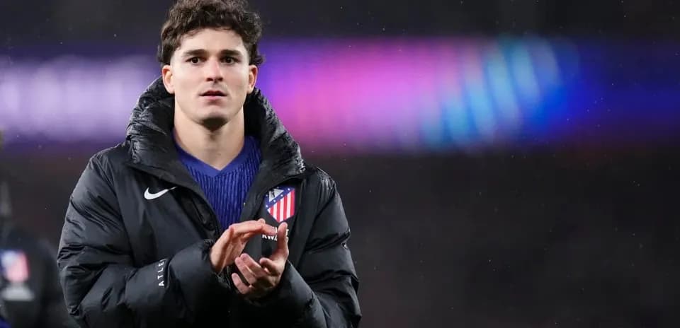 Player applauding while wearing Atlético Madrid jacket