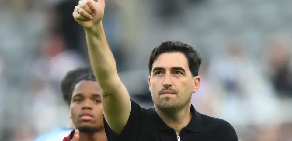 Coach gesturing with thumbs up during match