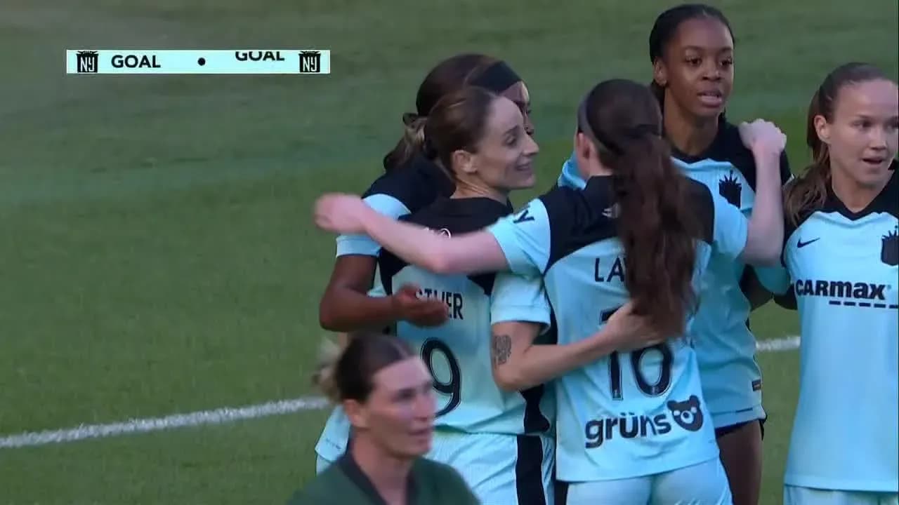 NJ/NY Gotham FC players celebrating a goal