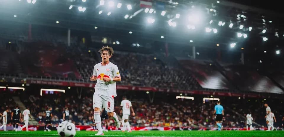 Red Bull Salzburg player preparing for a free kick