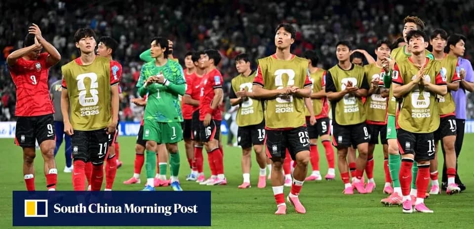 South Korea players acknowledging fans after match