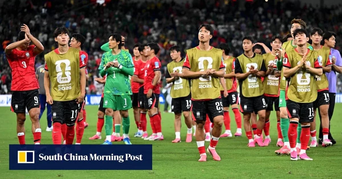 South Korea players acknowledging fans after match