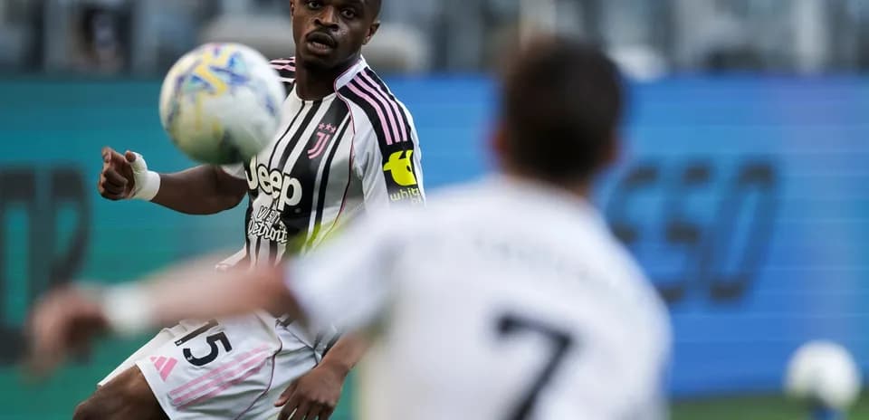 Juventus player preparing to receive the ball