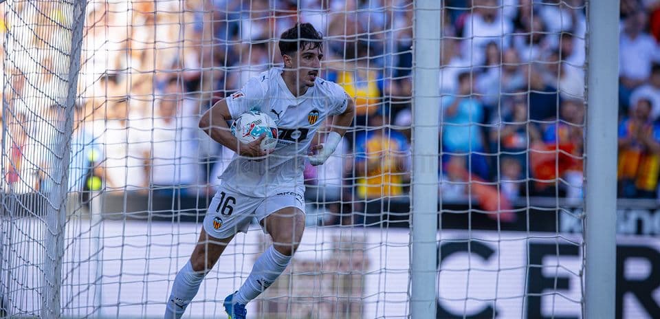 Valencia goalkeeper holding the ball during match