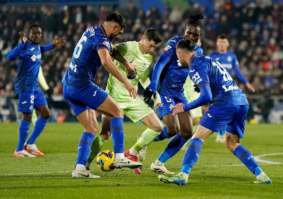 Getafe players contesting the ball against Mallorca