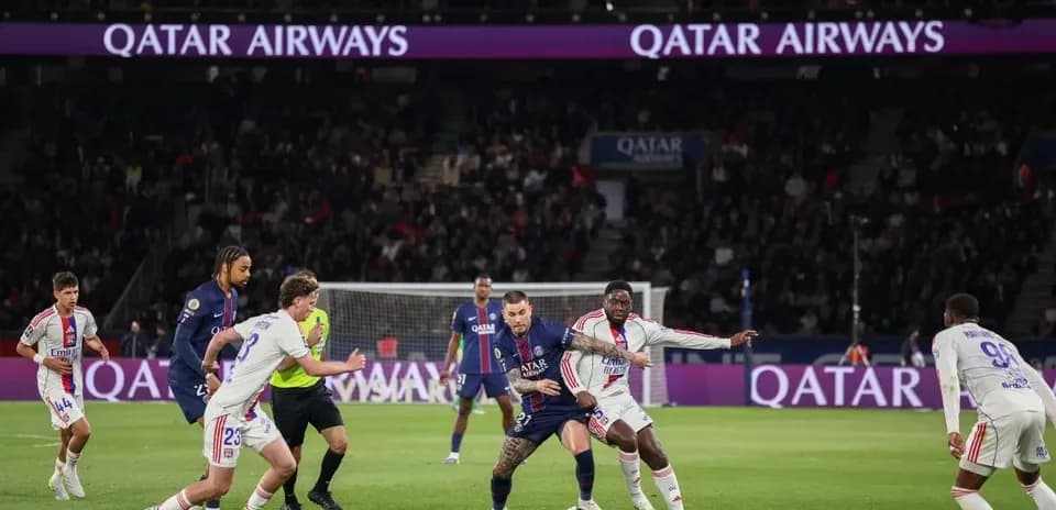 Players contesting possession during PSG match
