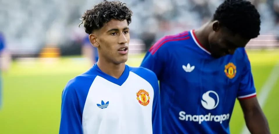 Two Manchester United players during warm-up session