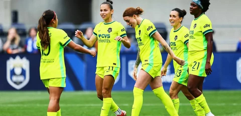 San Diego Wave players celebrating a goal