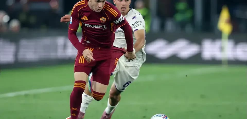 Player from AS Roma sprinting with the ball