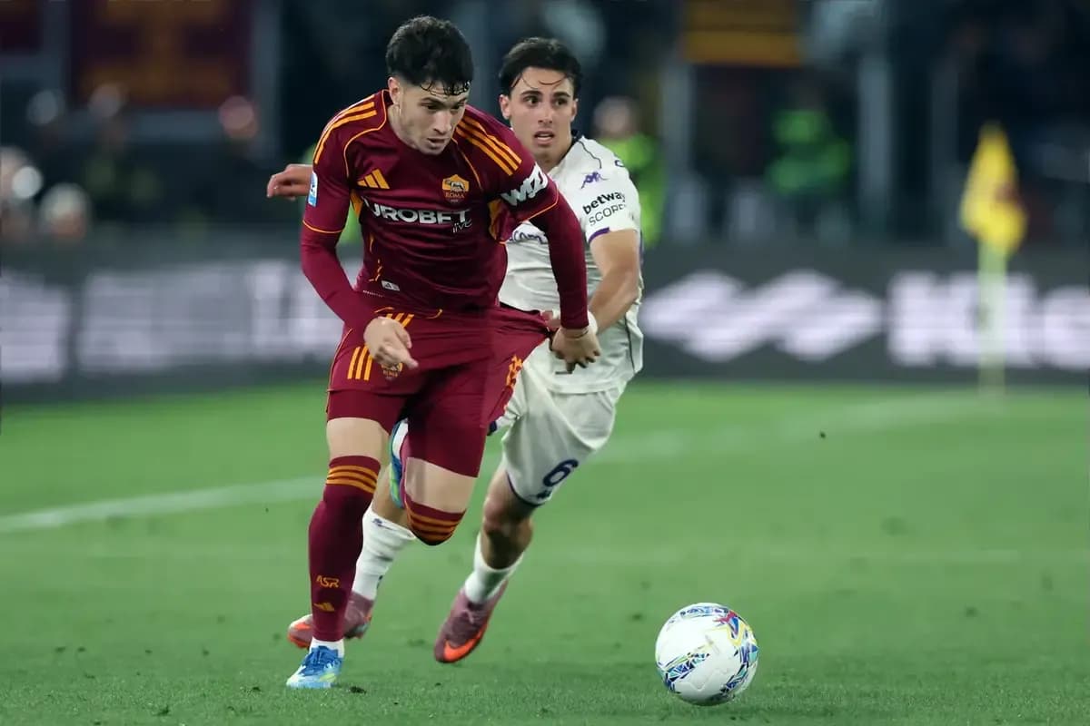 Player from AS Roma sprinting with the ball