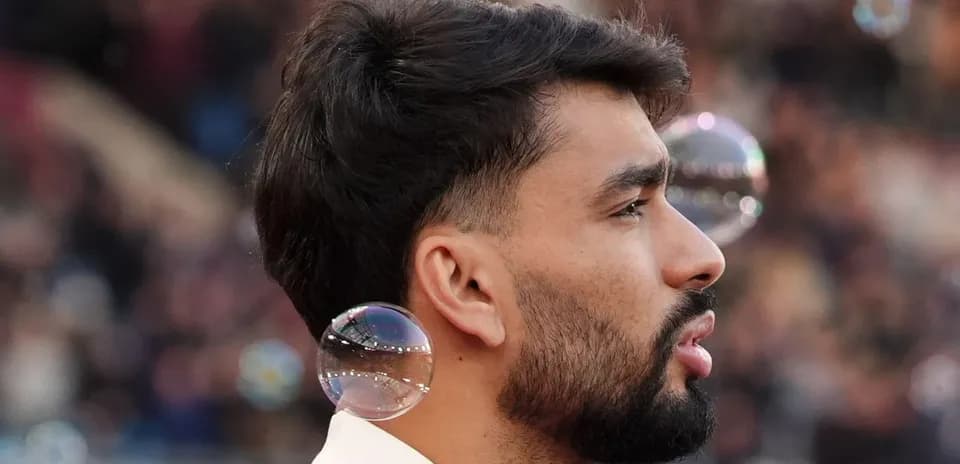 Player with bubbles during pre-match warm-up