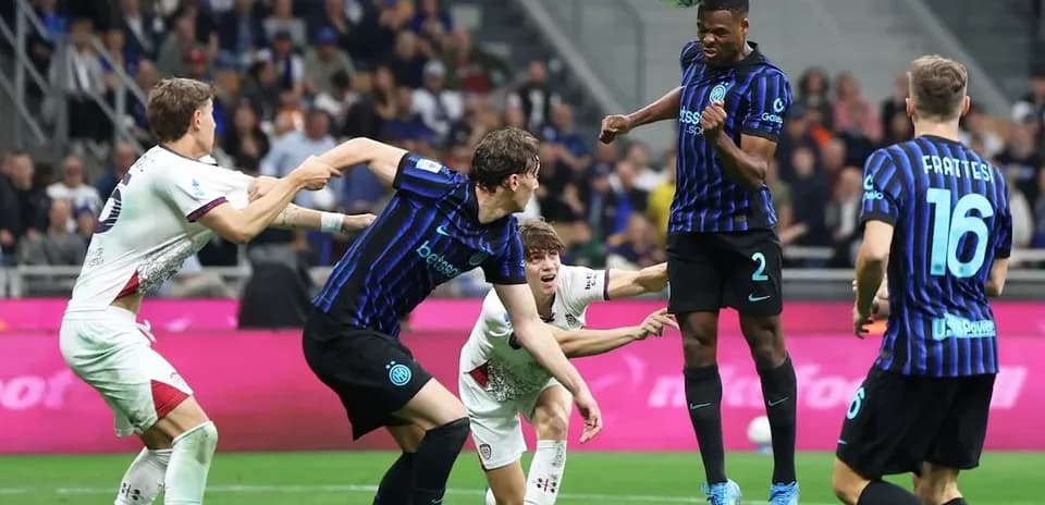 Inter players challenging for the ball against Cagliari