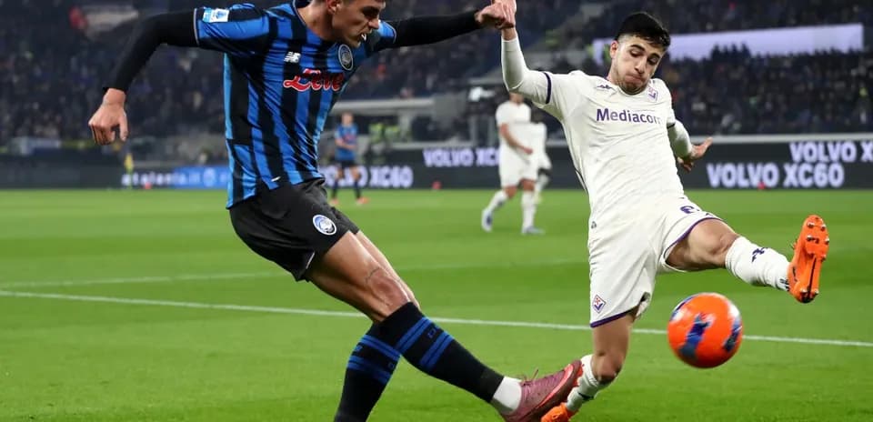 Fiorentina player challenges Atalanta opponent for ball