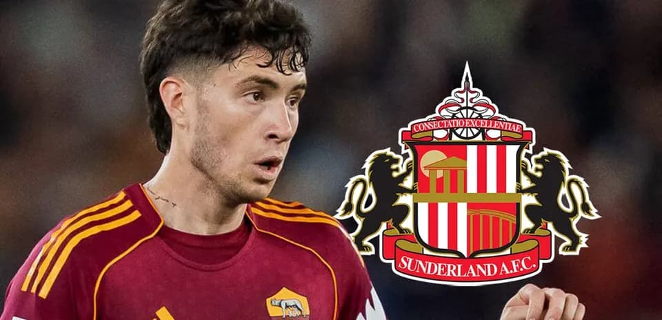 Player in AS Roma kit with Sunderland AFC logo