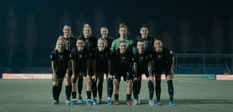 Como women's team posing for group photo