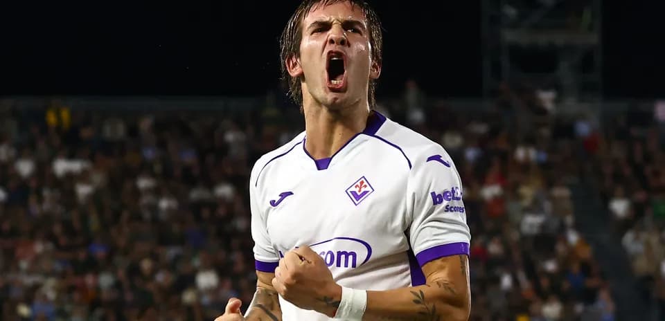 Player celebrating a goal in Fiorentina jersey