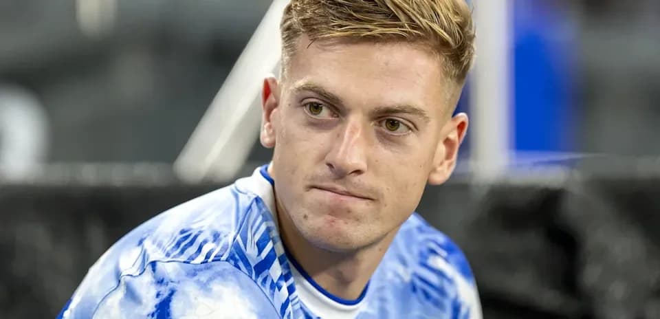 Player sitting on the bench in training attire