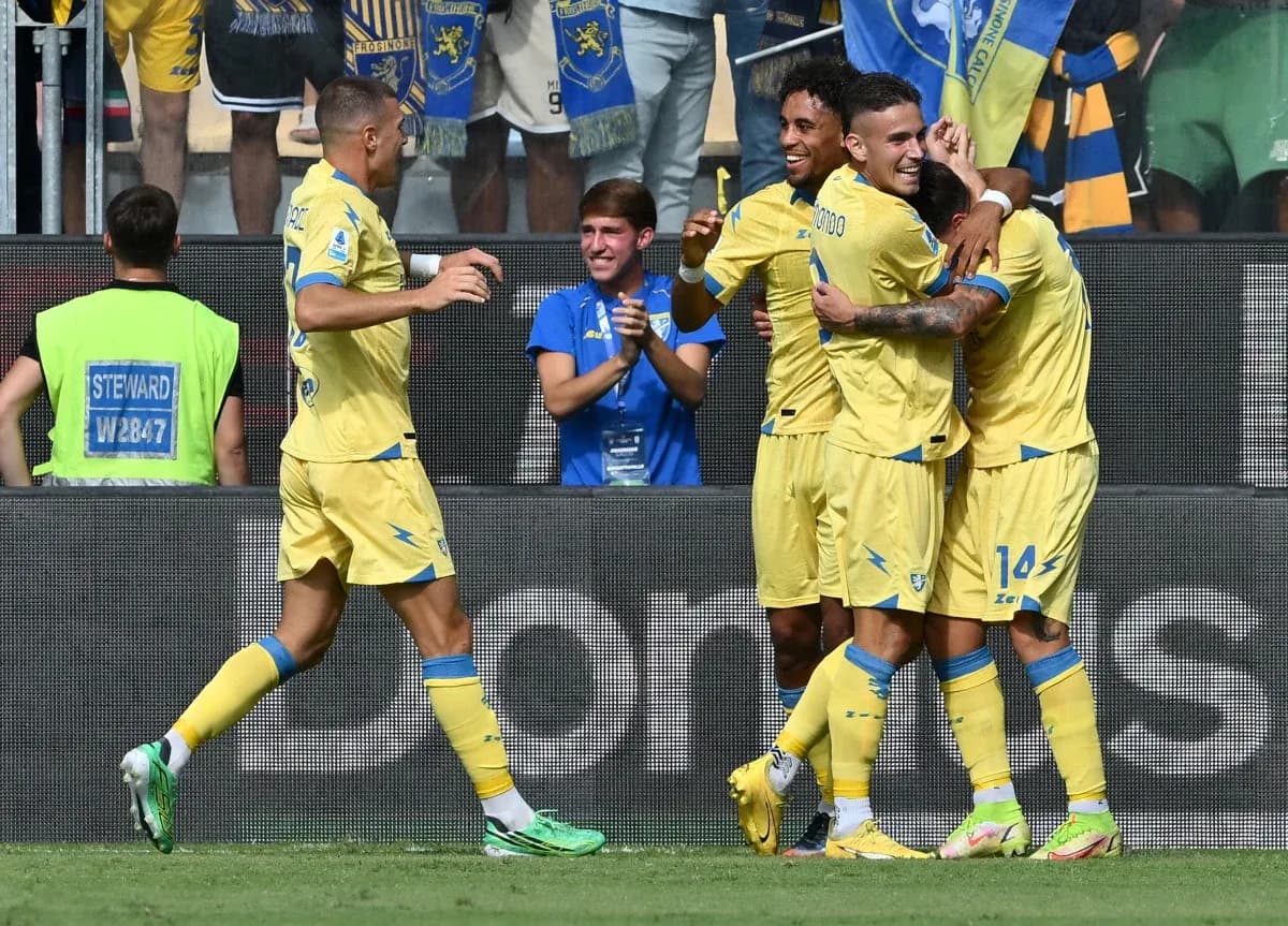 Frosinone players celebrating a goal during match
