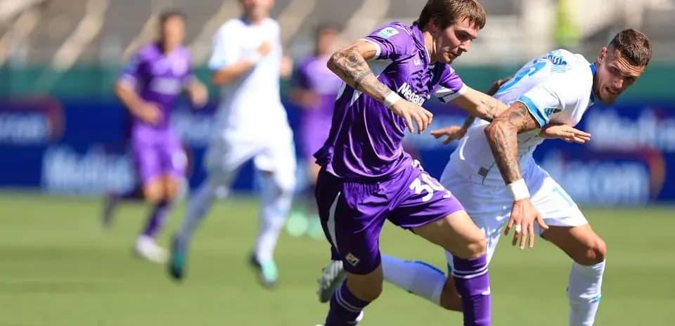 Fiorentina player dribbling against Napoli opponent
