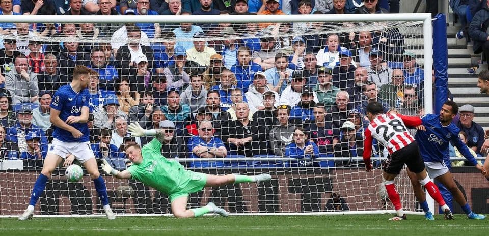 Everton goalkeeper saves penalty against Sunderland