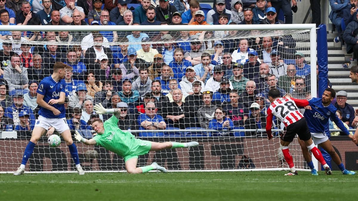 Everton goalkeeper saves penalty against Sunderland