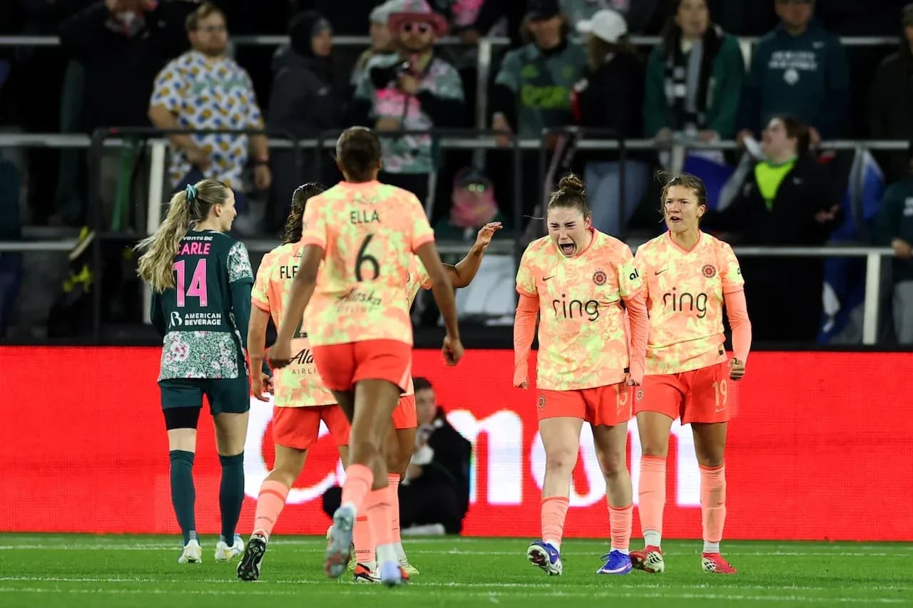 Portland Thorns players celebrating a goal