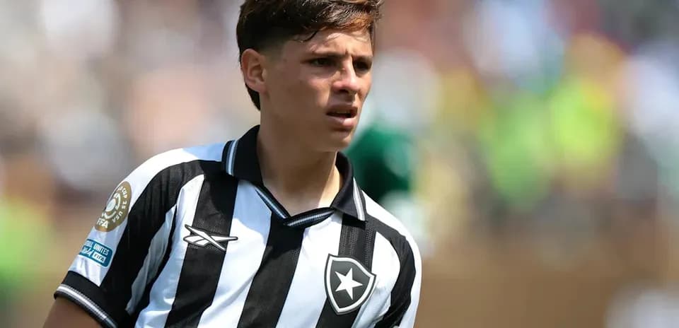 Player wearing Botafogo jersey during match