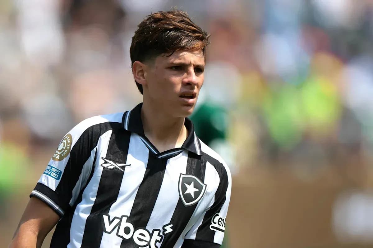 Player wearing Botafogo jersey during match