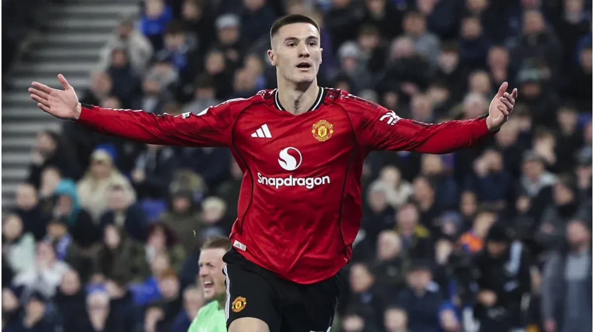 Player celebrating in Manchester United jersey during match