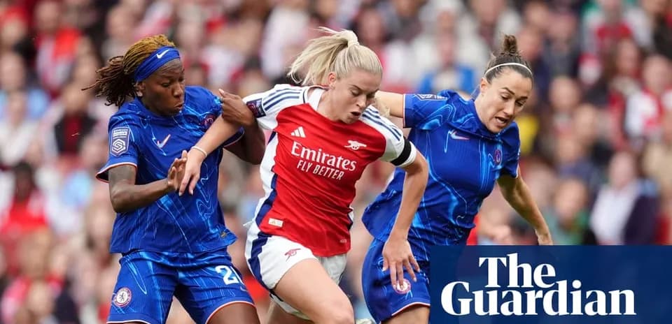 Arsenal player challenged by two Chelsea defenders
